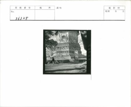 古老石雕建筑与冬日晴空.jpg