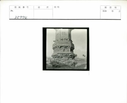 古老石雕建筑与荒原景观.jpg