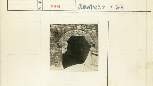 古老石雕拱门入口.jpg