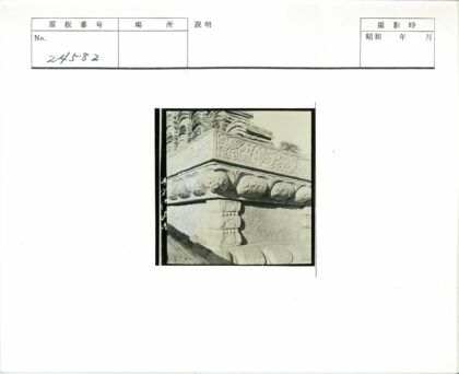 古老石雕狮子脸特写与建筑.jpg