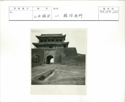 古老砖塔拱门与壕沟景观.jpg