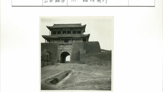 古老砖塔拱门与壕沟景观.jpg