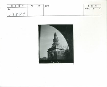 古老砖塔拱门晴空枯树.jpg