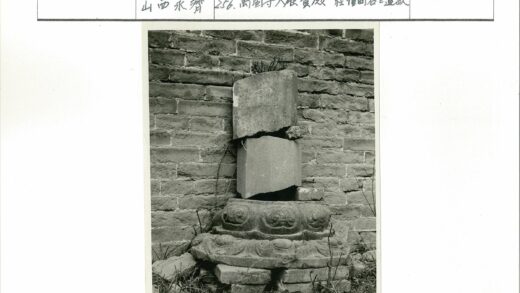 古老砖墙与破碎石碑遗迹.jpg