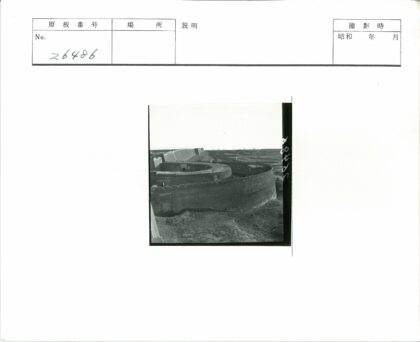 古老砖墙防御工事晴空草地.jpg