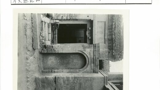 古老砖拱门建筑立面细节.jpg