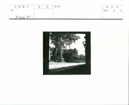 古老砖砌建筑与石碑拱门景观.jpg