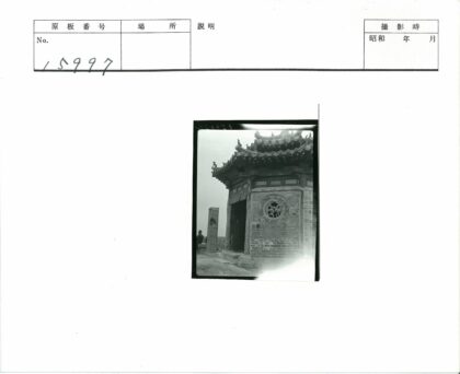 古老砖砌建筑细节与人物背影.jpg