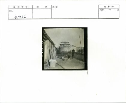 古老防御大门与塔楼街景.jpg