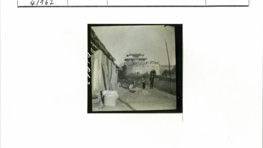 古老防御大门与塔楼街景.jpg