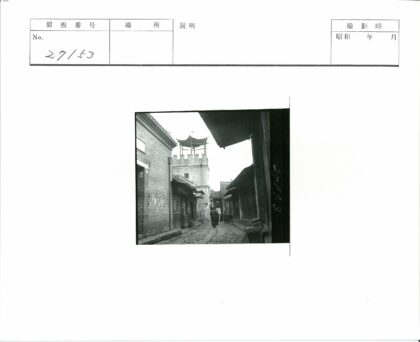 古老鹅卵石街景与塔楼.jpg