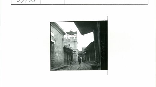 古老鹅卵石街景与塔楼.jpg