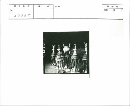 古董花瓶与木雕架室内展.jpg