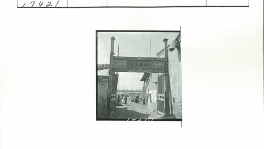 古街汉字大门与行人街景.jpg
