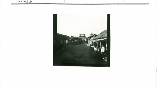 古街茅草屋与城门生活场景.jpg