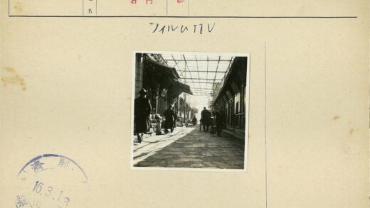 古街行人建筑天篷石路.jpg