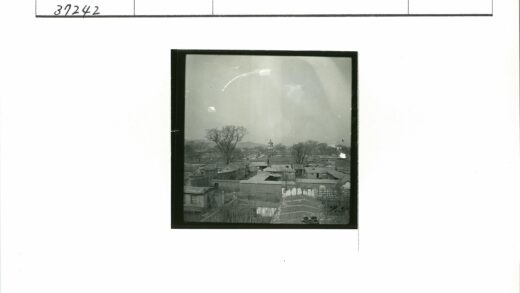 古镇宝塔与山丘全景.jpg