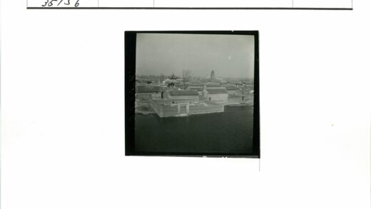古镇寺庙与高塔水景.jpg