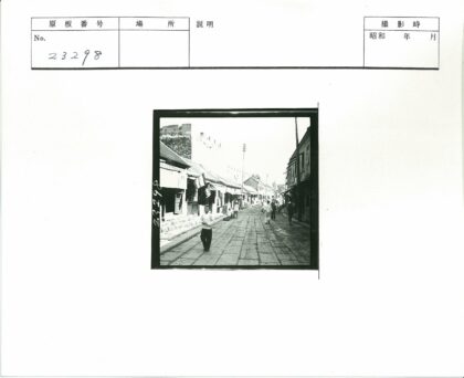 古镇石街与山坡堡垒景观.jpg