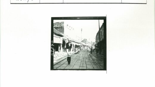 古镇石街与山坡堡垒景观.jpg