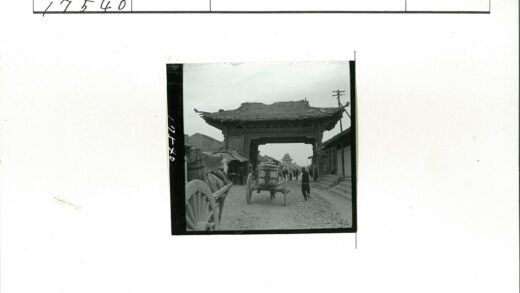古镇街景与宝塔马车.jpg