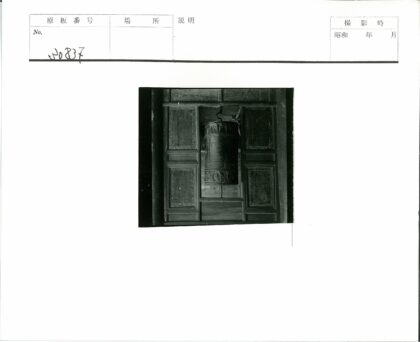 古门雕框悬挂巨型经轮.jpg