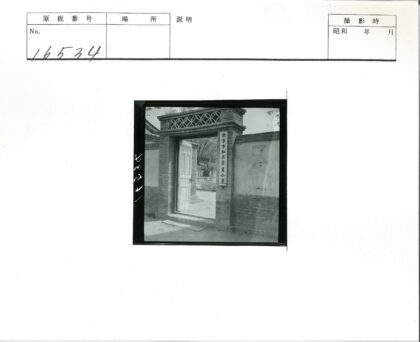 古院木门半开庭院小路树影.jpg