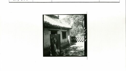 古院石碑与瓦屋风景.jpg