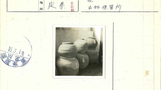 古陶罐墙边排列.jpg
