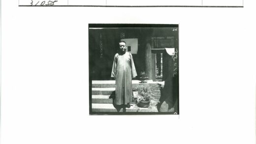 台阶前花盆与建筑人像.jpg