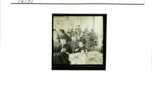 咖啡馆里的两个孩子用餐.jpg
