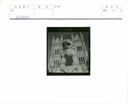 哥特建筑前石狮子雕像.jpg