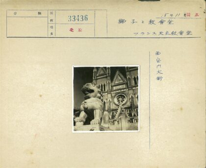 哥特式建筑与石狮子雕像.jpg