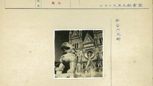 哥特式建筑与石狮子雕像.jpg