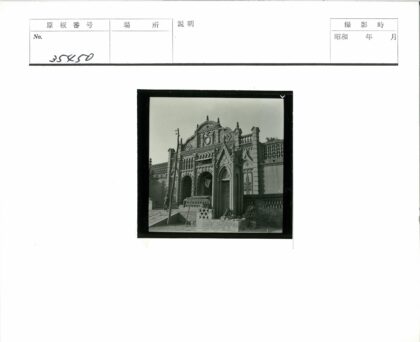 哥特式建筑尖拱装饰入口台阶.jpg