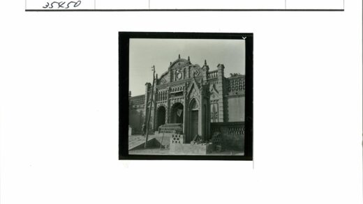 哥特式建筑尖拱装饰入口台阶.jpg
