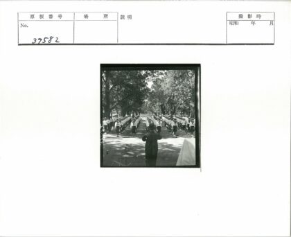 售票员与穿制服团队户外合影.jpg