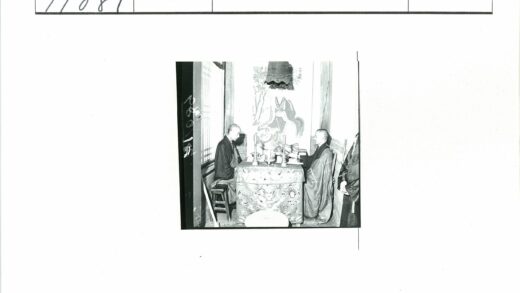 商务人士在艺术装饰室内会谈.jpg