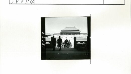 商务人士步入传统建筑庭院.jpg