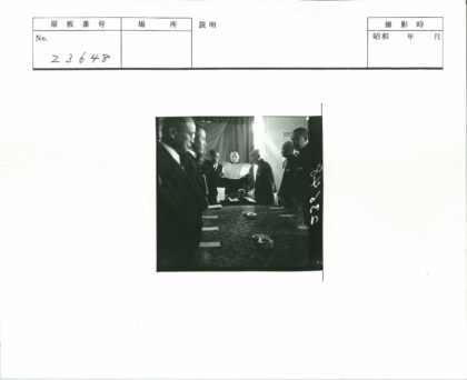 商务会议中的文件讨论.jpg