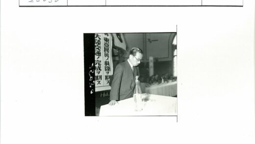 商务会议中的男子与日文横幅.jpg