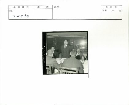 商务会议中的站立演讲者.jpg