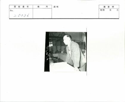 商务会议中的西装男子与玻璃杯.jpg