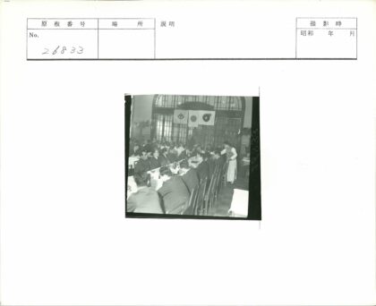 商务会议室内讨论场景.jpg