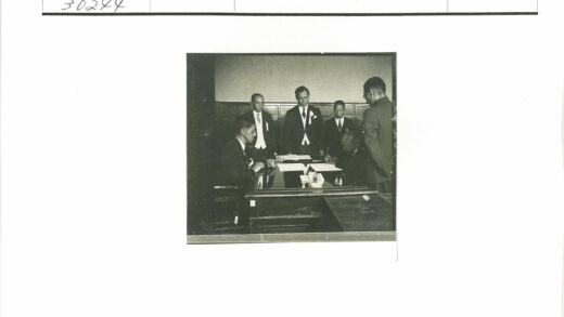商务会议签署文件场景.jpg