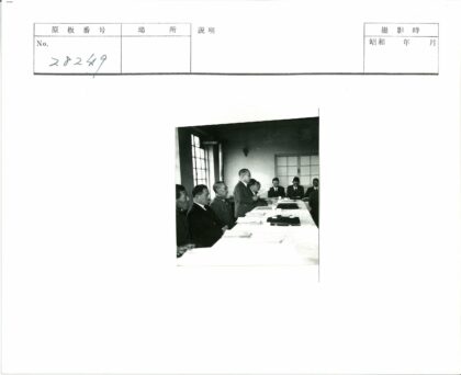 商务会议讨论场景.jpg