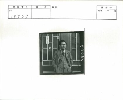 商务男士与玻璃门大楼.jpg