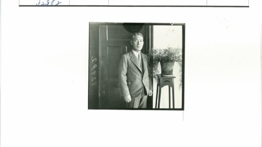 商务男士与盆栽木门背景.jpg