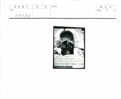 商务男士与织物拱门入口.jpg