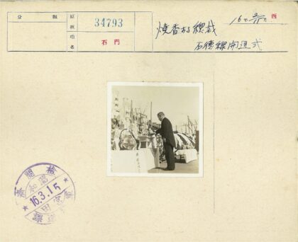 商务男士与装饰桌户外场景.jpg